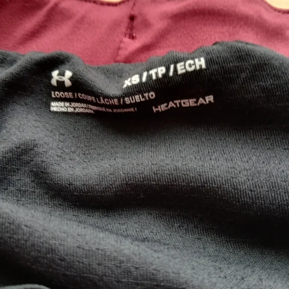 Under Armour Women's Size Extra Small  Burgundy Athletic Shorts - Picture 2 of 5